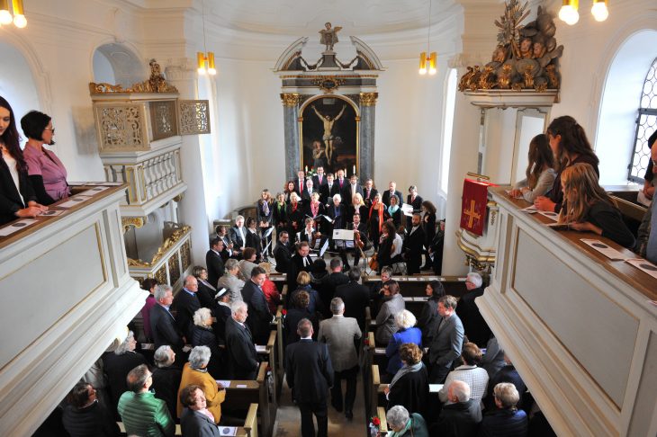 Ein Projektchor unter der Leitung von Heidi Brettschneider sang im Chorraum von Maria Magdalena.