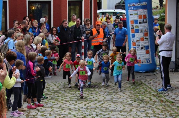 Schon den vier- und fünfjährigen Läufern ist beim Start der Siegeswille anzusehen.