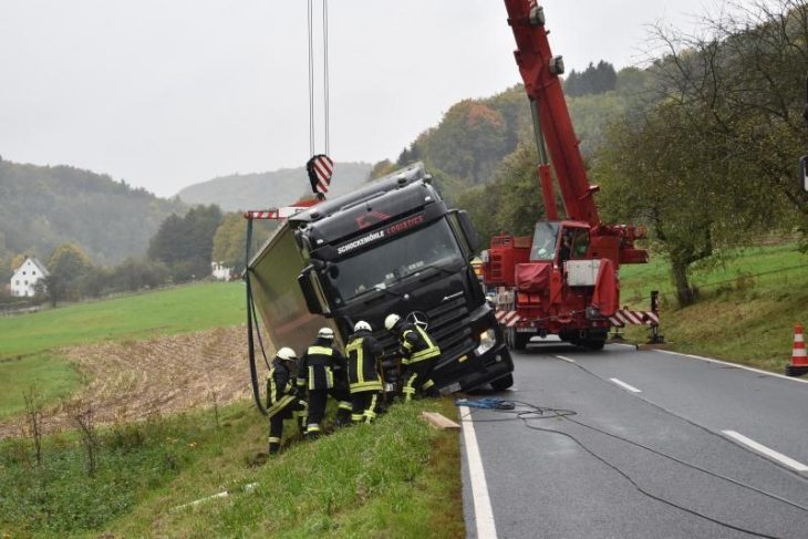Der Laster drohte zur Seite zu kippen.