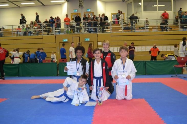 Das (nicht ganz vollständige) Gruppenbild der Medaillengewinner bei den Schülern: Charlotte Rühlmann, Leon Blos und Isaia Kast (kniend von links), Axel Belega (vorne) mit ihrer Trainerin Maria Weiß (hinten 2. v. rechts).