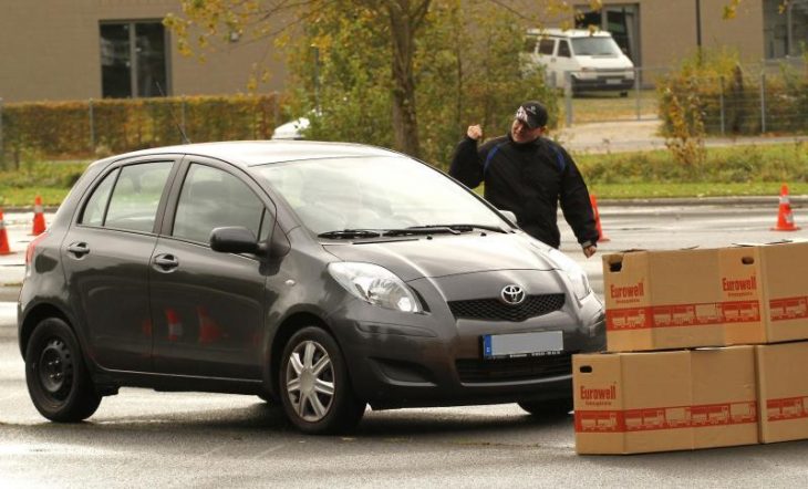 Viel härter auf die Bremse treten – das fordert der Fahrlehrer beim Sicherheitstraining von den Senioren.