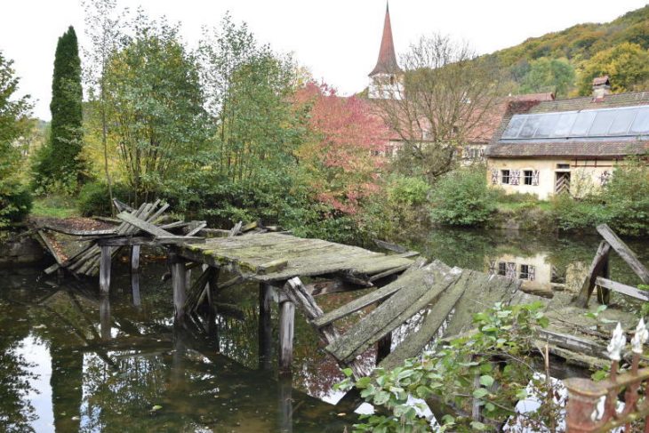 Ein romantischer Seerosenteich, darüber eine schöne Brücke, die auf die kleine Halbinsel führt — davon träumt Ortolf Stromer. Zurzeit herrscht ein eher tristes Bild von der vermoderten Holzbrücke.