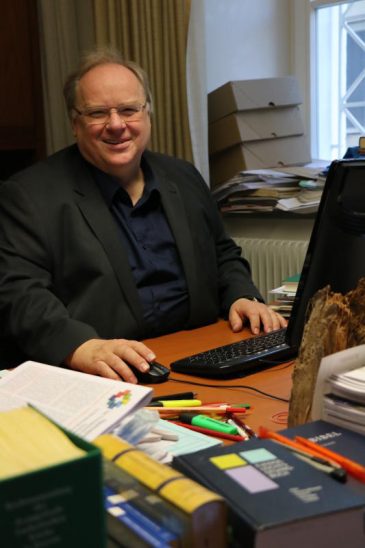 Der Schreibtisch von Dekan Werner Thiessen ist ein Spiegel seiner Arbeit zwischen Theologie und Bürokratie.