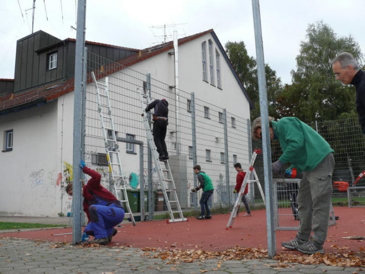 Vor gut einem Jahr bauten die Vereinsmitglieder des DAV Hersbruck den Fußballkäfig hinter der Hopfensiegelhalle ab, um Platz für ihre geplante Kletterhalle zu machen. Im Frühjahr könnte die bei Hersbrucks Jugend beliebte Freizeiteinrichtung beim 1. FC Hersbruck ihre Comeback erleben.