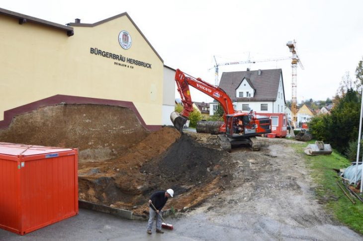 Die Vorarbeiten für die Heizzentrale laufen. Im späten Frühjahr soll sie laufen und unter anderem auch den ersten Wohnblock auf dem Schickedanz-Areal (Kräne im Hintergrund auf der Baustelle) mit versorgen.
