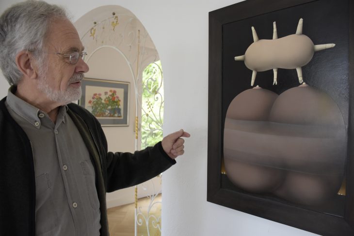 „Der Große und die Kleinen“, so nannte Professor Günter Dollhopf 1976 dieses plakative Bild. Der Leinburger Kunstsammler Wilfried Appelt erwarb es vor vielen Jahren und hängte es in sein Haus, so wie hunderte weitere Bilder regionaler Künstler, von denen er eine Auswahl seit einigen Jahren in seinem „Zimmermuseum“ zeigt.