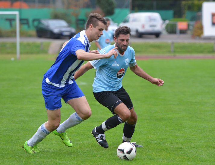 Tausendsassa beim Zweikampf. Sebastian Meier (r.) hat als Abteilungsleiter bei den Ochis Verantwortung übernommen, soll im defensiven Mittelfeld den Taktgeber spielen und ist weiterhin als Torschütze gefragt.