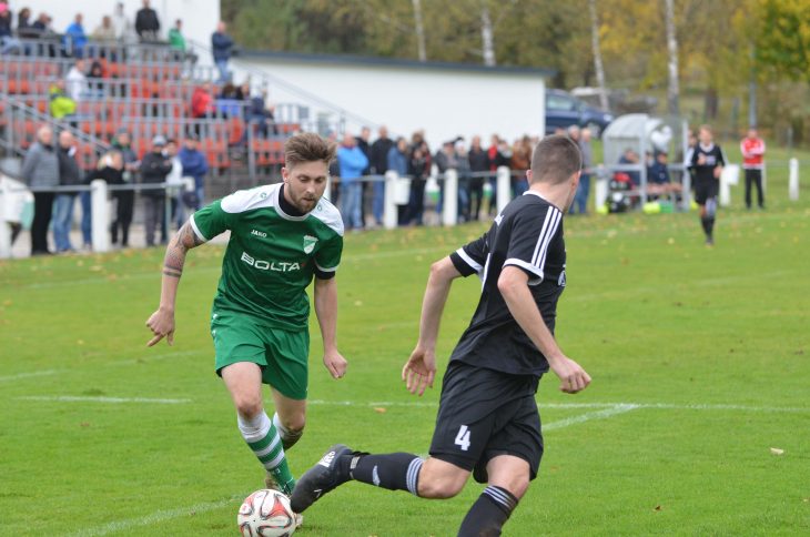 Wenn es in dieser Saison für die SpVgg Diepersdorf mit dem direkten Wiederaufstieg in die Bezirksliga klappen sollte, hat auch Torjäger Olli Eichenmüller (links) seinen Anteil zu diesem Erfolg beigesteuert.