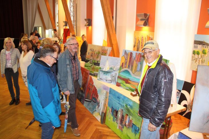 Erstmals fand parallel zum Herbstmarkt ein Kunstmarkt im Badsaal statt. Dieser wurde von SCR-Kultur-Pur veranstaltet.