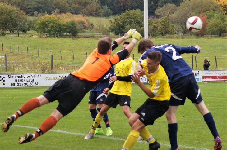 Heuchlings Torhüter Sebastian Schepers kann mit seinem Abwehrspieler Florian Wartha zwar diese brenzlige Situation klären, doch in 90 Minuten musste der Keeper gegen Henfenfeld den Ball sechsmal aus dem Kasten holen. Foto:  Keilholz