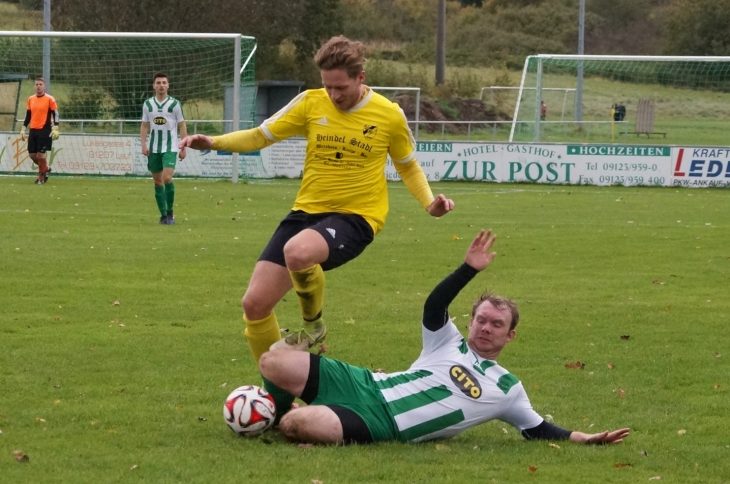 Nach vier Niederlagen ohne eigenen Treffer jubelte der SK Heuchling - hier setzt sich Sascha Gorka energisch gegen seinen Gegenspieler Tobias Weiß durch - gegen den TV Leinburg über einen 3:2-Sieg. Foto: Keilholz