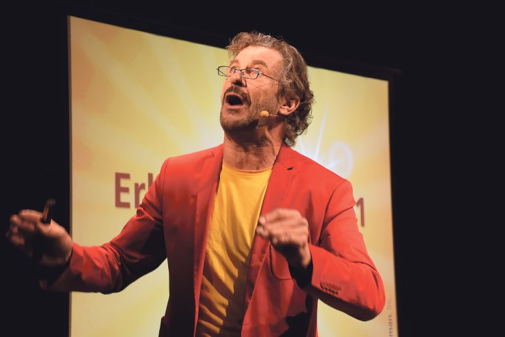 Bernd Regenauer ist als Nützel zurück auf der Bühne. Im neuen Programm verkauft er „Erleuchtung“.