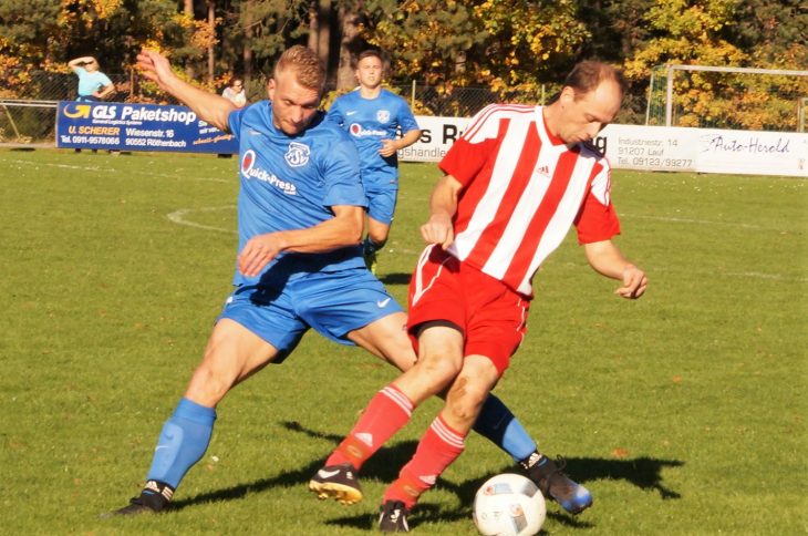 Der FSV Schönberg - links Markus Wittig im Zweikampf mit Gästeakteur Marco Schönhöfer - trotzte im Spitzenspiel der Kreisklasse 4 der SG Oberes Pegnitztal einen Punkt ab. Foto: Keilholz