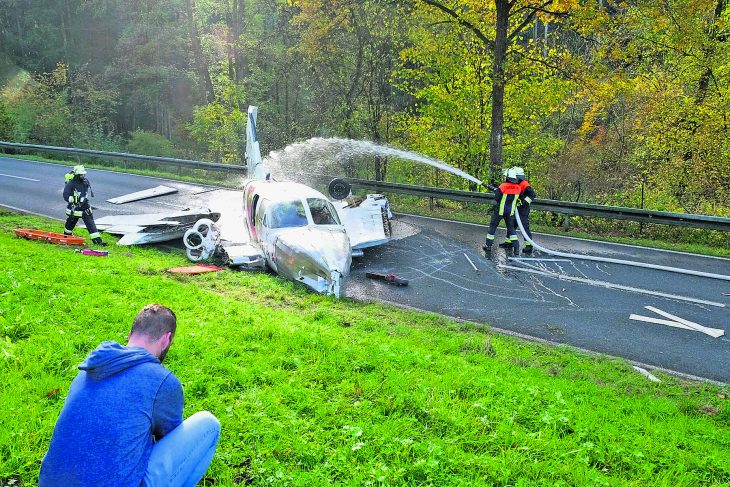 Fachleute des Nürnberger Flughafens wiesen die Feuerwehrleute in die Bekämpfung eines Fluzeugbrandes ein. Foto: Rösler