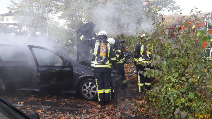 Die Hersbrucker Feuerwehr hatte den Brand im Motrorraum des Opel Astra schnell gelöscht.