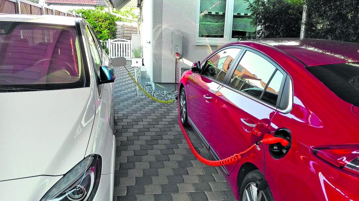 Nicht nur die Familien-Fahrzeuge sollen von seinem Solarstrom profitieren, sondern jeder, der ihn für sein Elektro-Auto braucht, findet Andreas Haehnel.