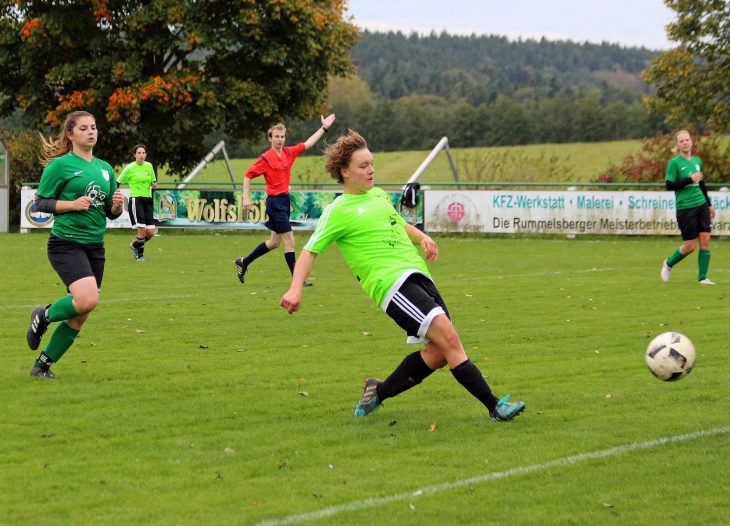 Die Ezelsdorferin Emma Ring erwischt den Querpass von Laura Loos und erzielt das vorentscheidende 2:0 für den FCE.