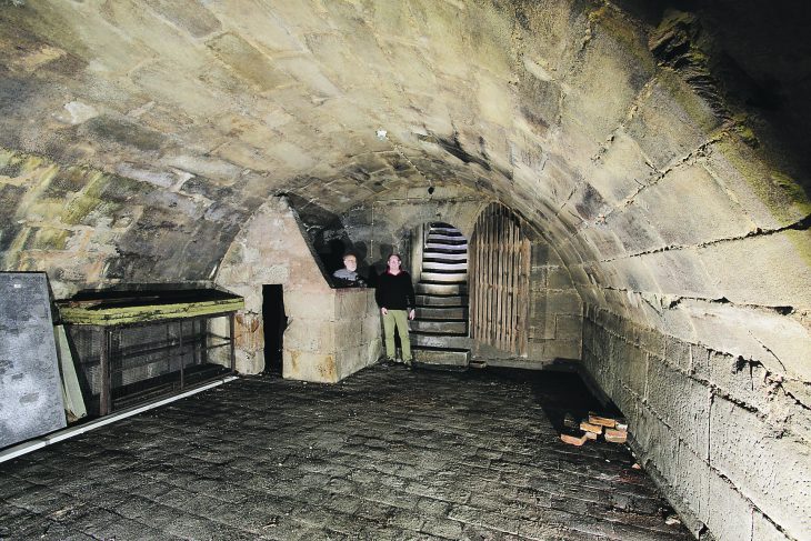 Einer der beiden Keller liegt rund sieben Meter tief unter der Laufer Stadtapotheke. Heute wird er nicht mehr genutzt – aber überliefert ist, dass dort in den Fünfzigern unter anderem Champignons gezüchtet wurden.