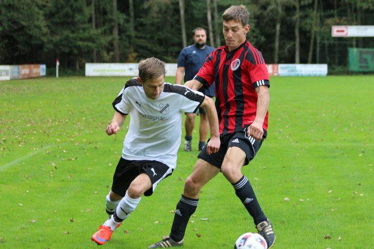Trotz energischem Einsatz gegen den Oberölsbacher Patrick Lorenz blieb der Oberferriedener Goalgetter Tobias Haas (links) diesmal ohne Torerfolg.