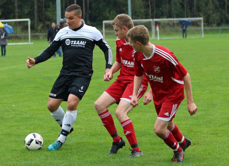 Der Staufer Torschütze Stefan Wiessler (links) wird vom späteren Torschützen des Siegtreffers für den FSV Christoph Sußner (Mitte) und Felix Wiesand (rechts) bedrängt.