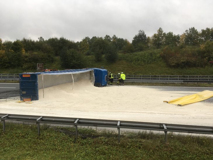Der umkippte Laster liegt quer über alle drei Fahrbahnen in Richtung München.