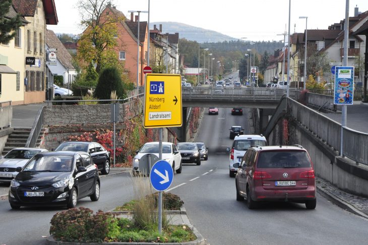 Neben dem Kreisverkehr in Lauf links selbst wird auch die Altdorfer Straße im Bereich der S-Bahn-Unterführung bis zur Einmündung der Christoph-Treu-Straße wegen der Sanierung der Asphaltdecke gesperrt.