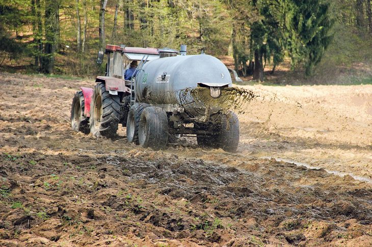 Nicht jeder Landwirt, der Gülle oder Mineraldünger ausbringt, schädigt damit die Umwelt. Auf die Menge kommt es an: Laut Umweltbundesamt liegt der Stickstoffüberschuss bei rund 100 Kilo pro Hektar und Jahr.