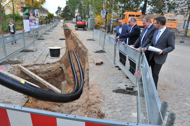 Am Röthenbacher Steinberg wird eine 1500 Meter lange Leitung verlegt, die die Nahwärme zu den Abnehmern bringen soll. Bereits ab Ende November, so der Plan, wird das Karl-Heller-Stift versorgt.
