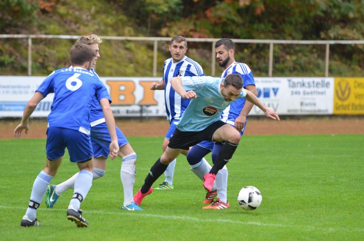 Umringt von vier Mann waren die Ochenbrucker trotzdem nicht zu stoppen. Die Schwander Reserve fand kein Mittel gegen die TSV-Offensive.