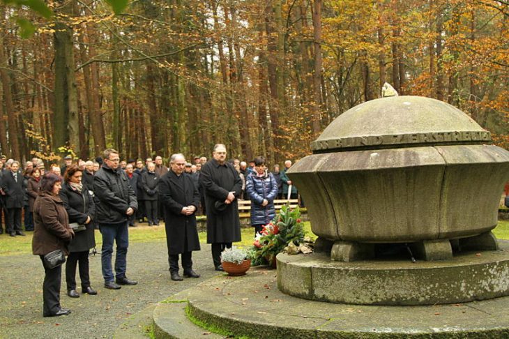 2016 legten Vertreter der Kreistagsfraktionen einen Kranz  am Mahnmal bei Schupf nieder. Dieses Jahr wird NN-Chefredakteur Alexander Jungkunz eine Rede halten.