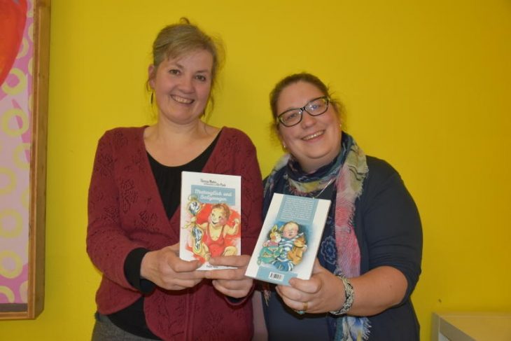 Gemeinschaftswerk zweier Kulturbegeisterter: Anna Schwarm (rechts) schrieb die Glossen, Ute Scharrer illustrierte dazu.