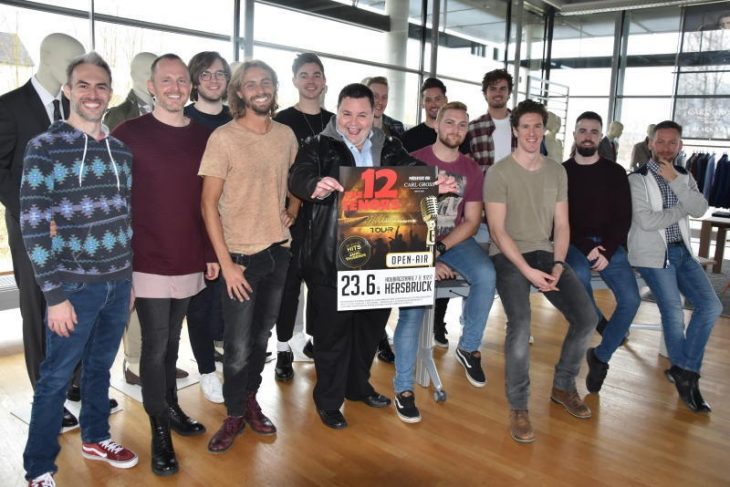 Die 12 Tenors und ihr Team kleideten sich bei Carl Gross neu ein. Im Juni sind sie wieder zu Gast in Hersbruck.