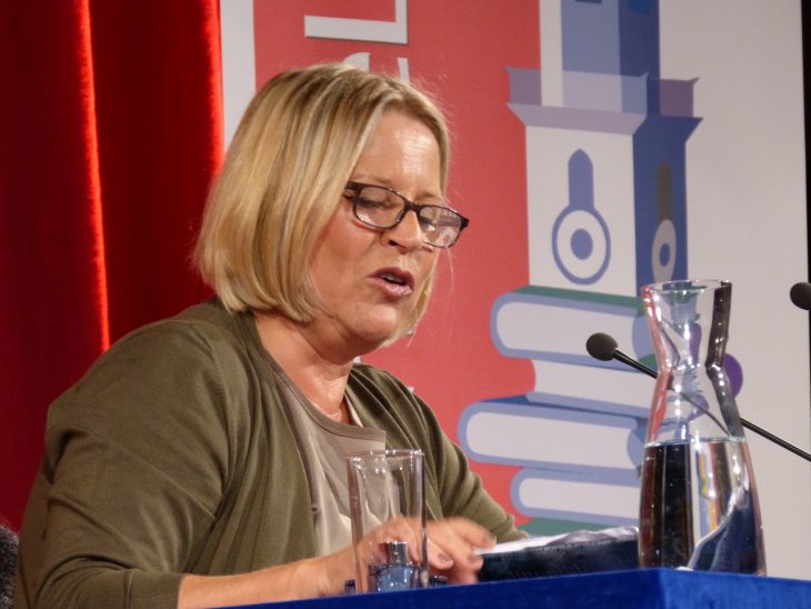 Elisabeth Herrmann bei ihrer Lesung in Lauf. Die Krimiautorin begeisterte das Literaturtagepublikum.