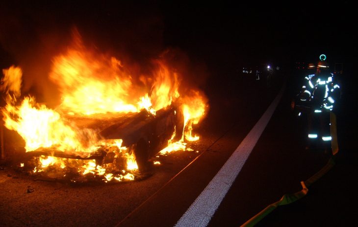 Innerhalb kürzester Zeit stand der Fiat Bravo in Flammen.