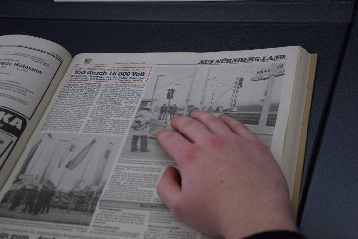 25 Jahre nach der Eröffnung ist die S2 aus dem ÖPNV nicht mehr wegzudenken und damals wie heute eine umweltfreundliche Alternative zum Auto. Und ab kommendem Jahr soll die Bahn nicht mehr, wie seit 25 Jahren, alle 40 Minuten, sondern im 20-Minuten-Takt fahren.Tod durch 15 000 Volt: So titelte der Bote vor 25 Jahren.