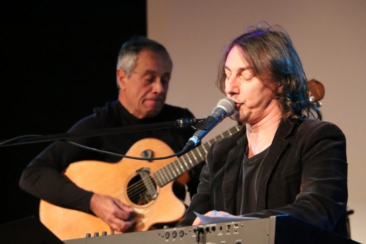 Pippo Pollina (vorne) wird von Michele Ascolese begleitet.