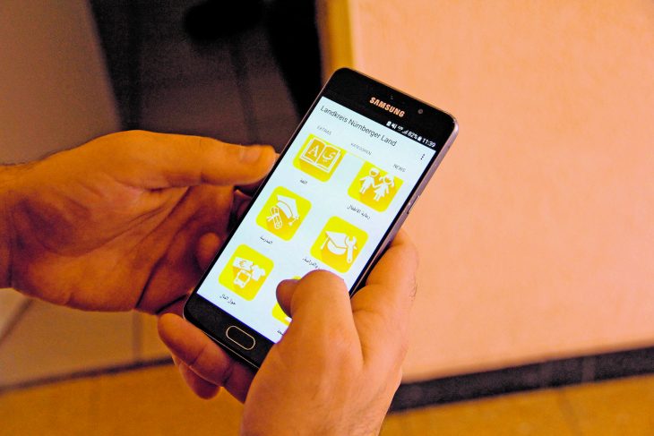 Mohamad nimmt das Angebot der Integreat-App genauer unter die Lupe