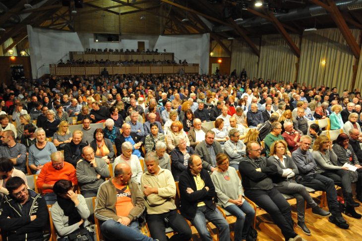 Rund 700 Besucher erlebten in der Röthenbacher Karl-Diehl-Halle einen fulminanten Kabarettabend mit Erwin Pelzig.
