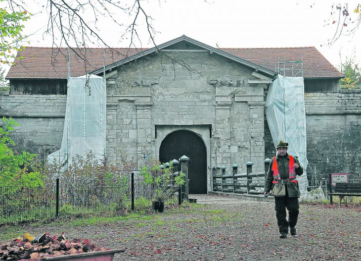 Schon seit ein paar Jahren steht um den Eingangsbereich über die Holzbrücke zum Festungsinneren, am Torhaus, ein Gerüst.