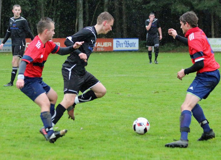 Der Oberferriedener Felix Wiesand (Bildmitte) hat es gleich mit zwei Abwehrspielern der DJK-SV Oberwiesenacker zu tun.