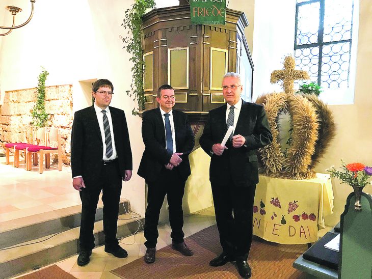 Entenbergs Pfarrer Tristan Schuh (v. l.), der Vorsitzende der CSU Leinburg, Thomas Kraußer, und Bayerns Innenminister Joachim Herrmann in der Entenberger Kirche.