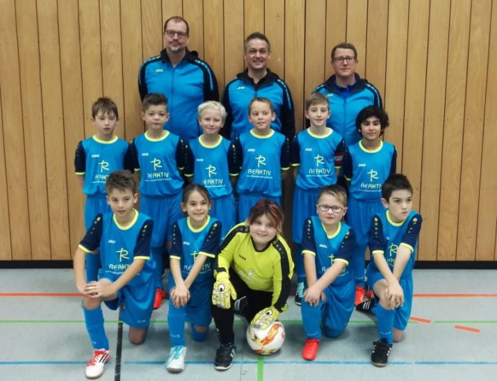 Unser Bild zeigt das Team der E 3 mit Sponsor Matthias Kipfer (hinten Mitte), flankiert von den beiden Trainern Matthias Kasper und Michael Richter.