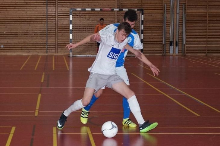 Die A-Junioren des 1.FC Hersbruck, wie hier Leon Dierig, kämpften gegen Herzogenaurach verbissen um den Erfolg, mussten dem Gegner jedoch mit 3:1 den Sieg überlassen