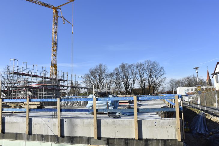 Großbaustelle hinter der Grundschule Eschenau: Hier entstehen der neue Hort und eine Einfachturnhalle.