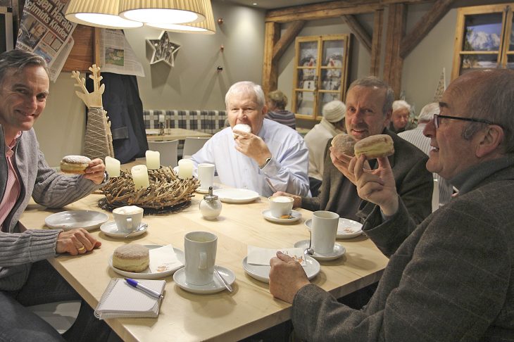 Zogen gemeinsam zufrieden Bilanz nach der Krapfenaktion: (v.l.) Präsident Dr. Thomas Hildebrandt, Professor Reiner Anselstetter, Peter Kopf und Hans Rötzer. Im Cafe des Backhauses Fuchs gab es dazu natürlich Krapfen.