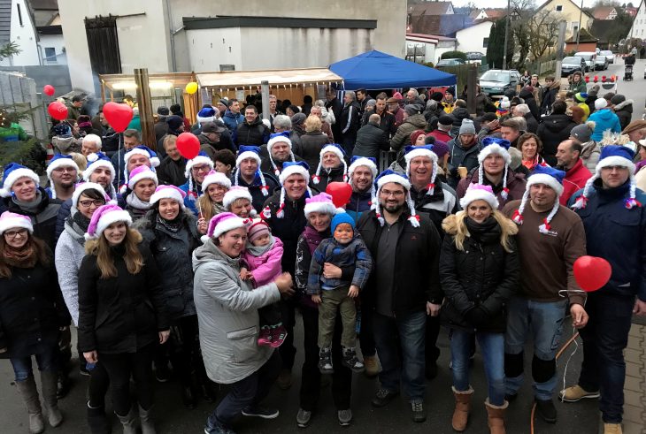 Sie haben gut lachen: Die Neunhofer Altkirwaboum und -madla (in blauen beziehungsweise rosa Mützen) haben mit ihrem Weihnachtsgrillen 12.666 Euro für den guten Zweck gesammelt.