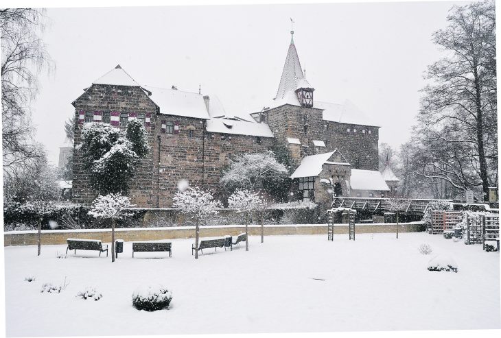 Die Laufer Kaiserburg als winterliches Märchenschloss: In einem Kooperationsvertrag verspricht der Freistaat der Stadt Lauf die unentgeltliche Nutzung verschiedener Räume in dem historischen Gebäude.