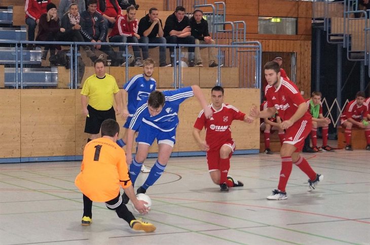 Unterferriedens Alexander Haas, der in dieser Szene an Torhüter Sascha Carl vom FSV Oberferrieden scheitert, blieb zwar beim 3:1-Sieg gegen den Nachbarrivalen ohne Torerfolg, war mit fünf Treffern aber erfolgreichster Schütze des Turniers.
