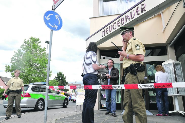 Im Juli 2012 wurde die Goldschmiede Neugebauer in Lauf brutal überfallen. Unser Archivfoto entstand kurz nach der Flucht der Täter. Jetzt wurde der zweite von drei Räubern in Nürnberg verurteilt.
