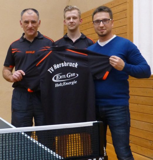 Das Bild zeigt den Geschäftsführer Alexander Ertl (rechts), den Abteilungsleiter der Tischtennissparte Peter Kunert (links) und Neuzugang Matthias Kayczuck (Mitte).